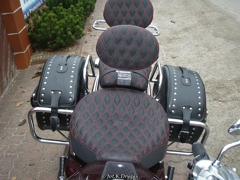 Kanapa motocyklowa z oparciem pasażera, pikowana w romby