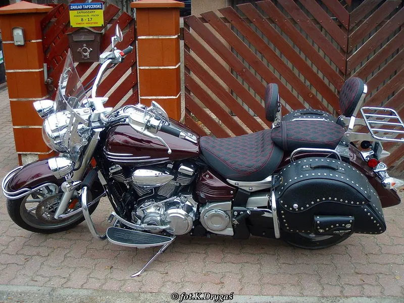 Motocykl typu cruiser z nowym siedzeniem i oparciem